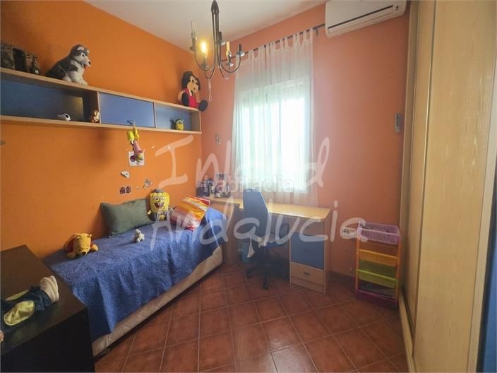 Foto dc3aada2-c6ae-49a9-aa40-6e80efb8f4e2. Chalet with parking in Alcaucín