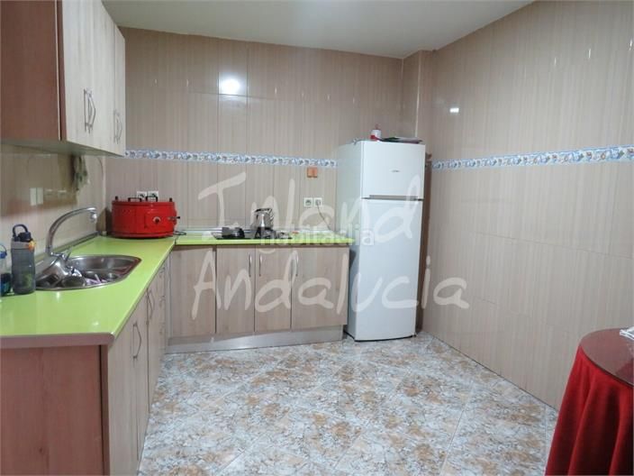 Foto a09e9b9c-c2a0-4214-a9b4-9daf4156e28e. Casa adosada en Martos