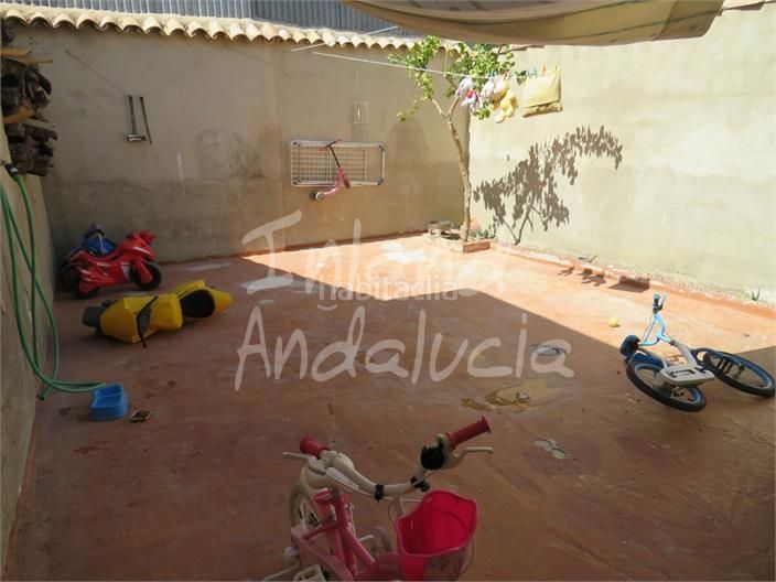Foto f97cbbc4-aa4f-42f6-8ab0-8d5e6683be89. Casa adosada en Martos
