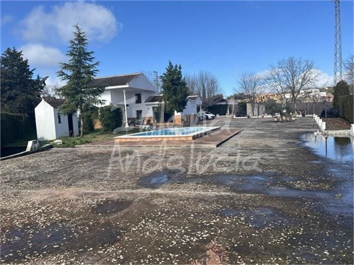 Foto e33b73a3-2891-43f5-b204-31a686105826. Chalet en Alcalá la Real
