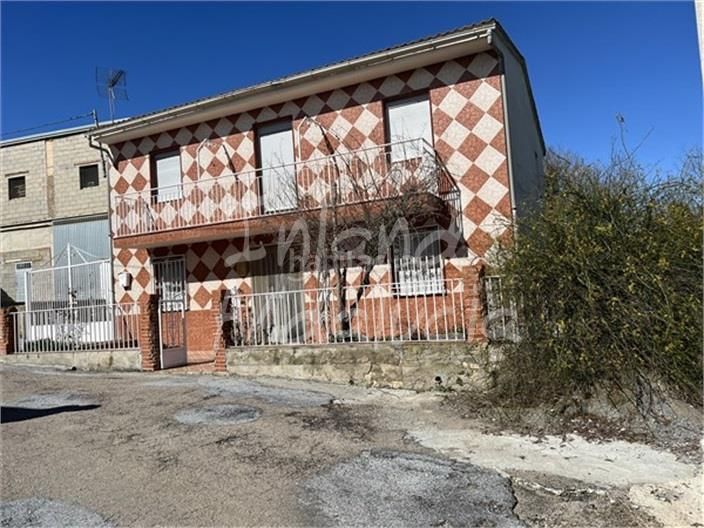 Foto f4f95986-44d2-46d0-873f-43519d42a05a. Casa adossada a Alcalá la Real