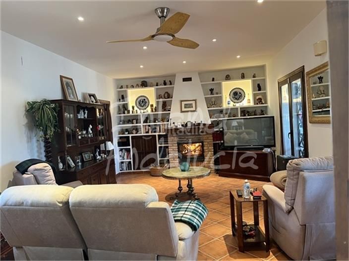 Foto 74a3e1f0-1959-4761-a6e9-d4a37069162b. Masia amb aparcament piscina a Alcalá la Real