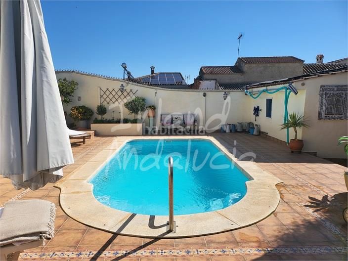 Foto 1ab126ac-4d9b-46b6-b3c8-d3c5f8c02b3c. Casa adossada amb piscina a Mollina