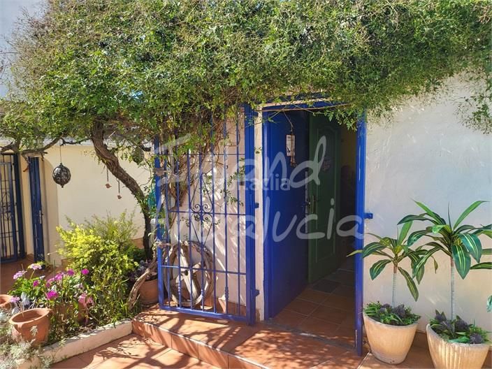 Foto c3cb7d9f-5502-49a3-8f9e-7bd04f58c866. Casa adossada amb piscina a Mollina