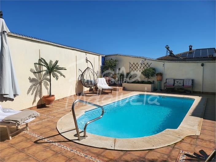 Foto cef5e104-47b1-49dd-accc-bbc183d18ff3. Casa adossada amb piscina a Mollina