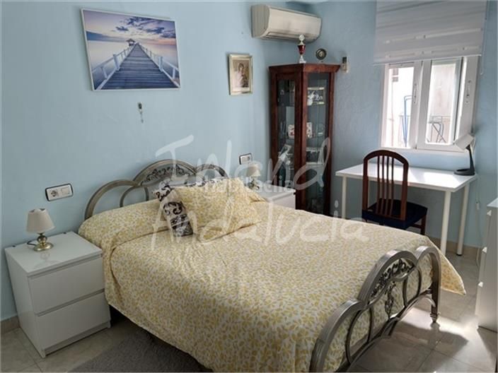 Foto f2880c7d-c43f-47f7-908d-62a3beac1366. Casa adossada a Castillo de Locubín