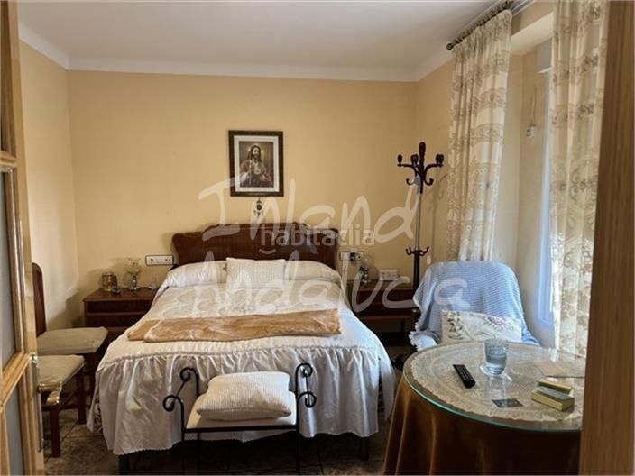 Foto f684bc86-0d96-4225-897c-8405d882bf8d. Casa adossada a Castillo de Locubín