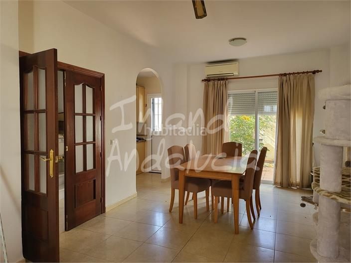 Foto fca7fdec-0d44-49a4-82f6-aec4eb925401. Casa adossada amb aparcament a Aguadulce