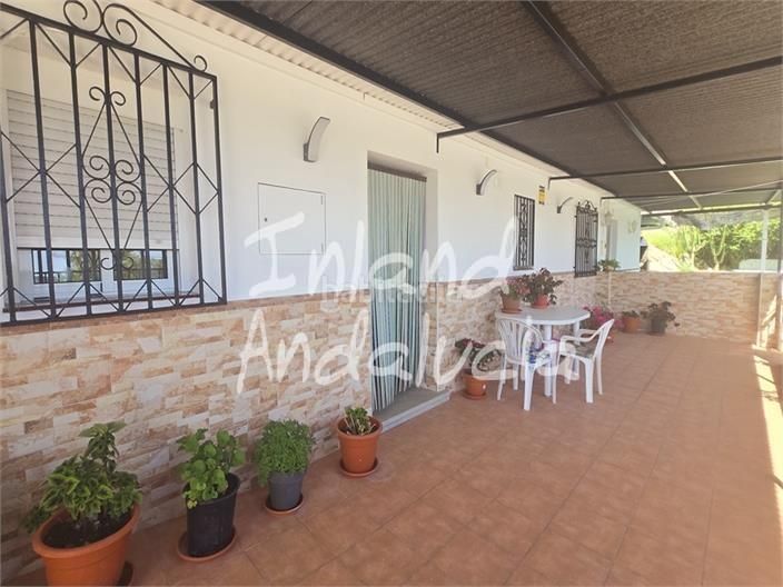 Foto fc6fcb02-cacf-420a-b464-7db5d040b47c. Masia amb aparcament a Alcaucín