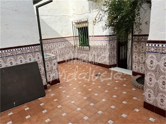 Foto f20bd57f-72fd-451d-af9f-176001946084. Casa adossada amb aparcament a Priego de Córdoba