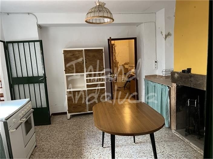 Foto fcd6c3ca-7c0c-4121-bcd2-85ea48c761d1. Casa adossada amb aparcament a Priego de Córdoba