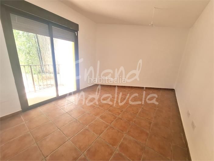 Foto beabad07-cc0f-4699-9a8f-f2113cae4d79. Apartament amb aparcament piscina a Alcaucín