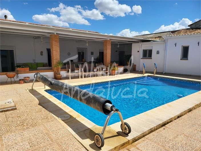 Foto abe2b0dc-da5b-4e64-9897-e70621189c6c. Chalet en Humilladero