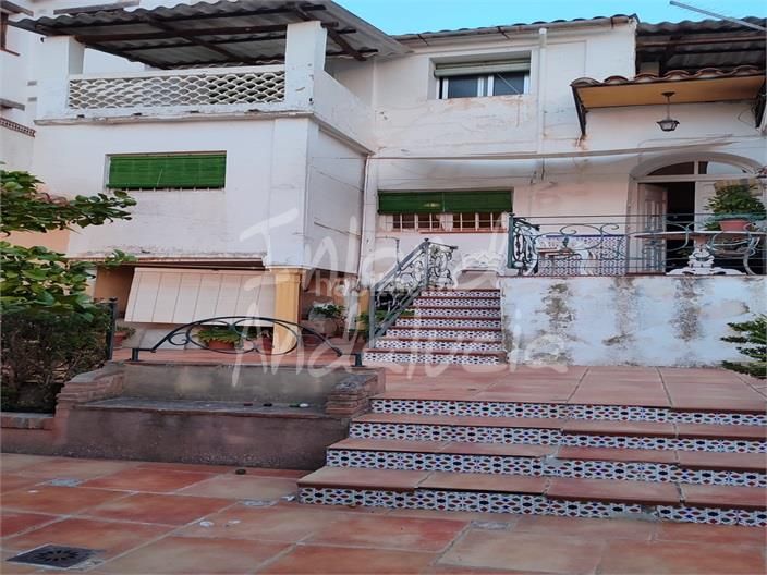 Foto a184674a-eb81-486d-8a5f-91915a8e8093. Casa adosada en Loja