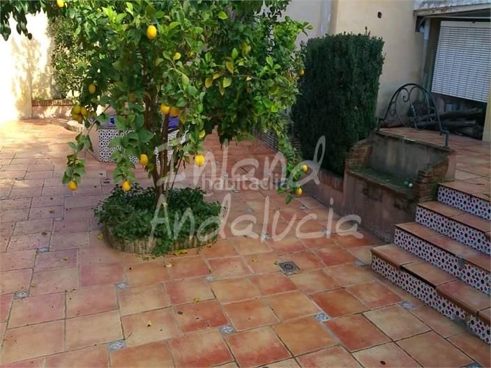 Foto c6ba6fd1-b615-48d3-a795-fd0d8756ad81. Casa adosada en Loja