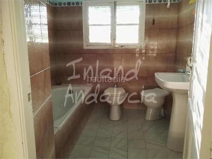 Foto cf5aac2a-9448-4de4-b911-084fa8716ec9. Casa adosada en Loja
