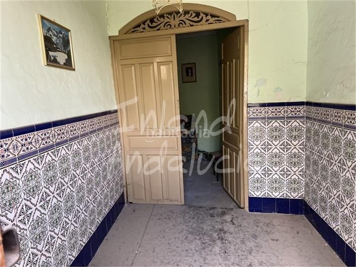Foto bce45fd9-c3d8-4aee-881c-70f495a5a9f5. Casa adossada a Castillo de Locubín