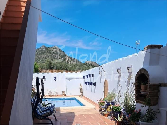 Foto 193f113a-61f0-4e72-90f8-9fe7ec605bbc. Casa amb aparcament piscina a Lora de Estepa
