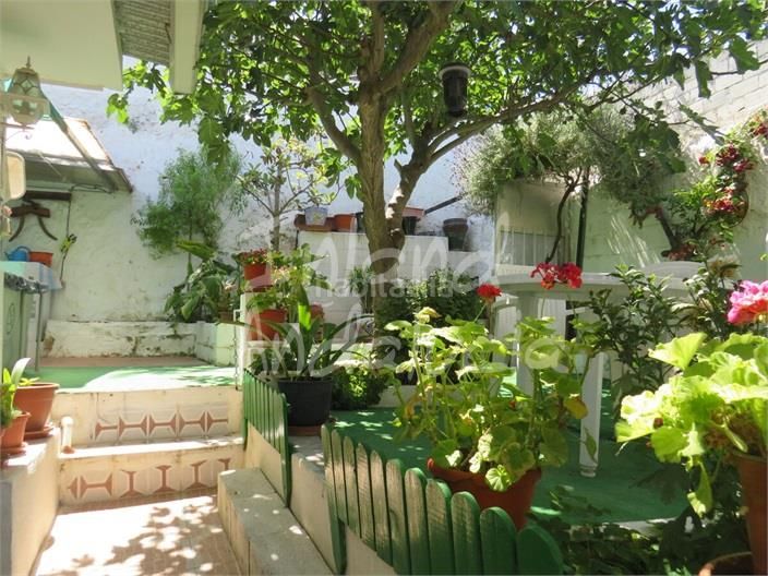 Foto f945fbe1-e8ca-44a3-b85c-d63722b2ea31. Casa adossada a Alcaudete