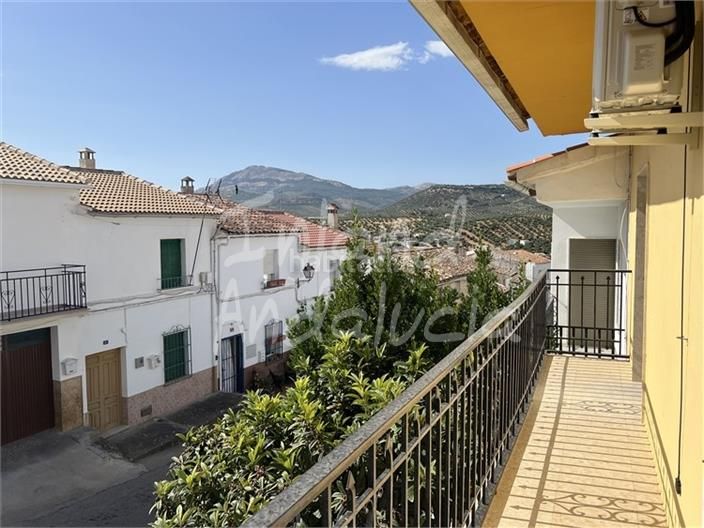 Foto 5a6c0a4c-f3e3-4890-8402-4445c8050cee. Casa adossada amb aparcament piscina a Castillo de Locubín