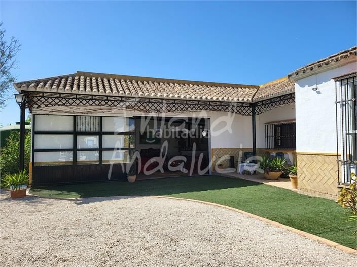 Foto 9629f5c5-c961-48d0-a51b-4233e02392bd. Casa amb piscina a Marchena