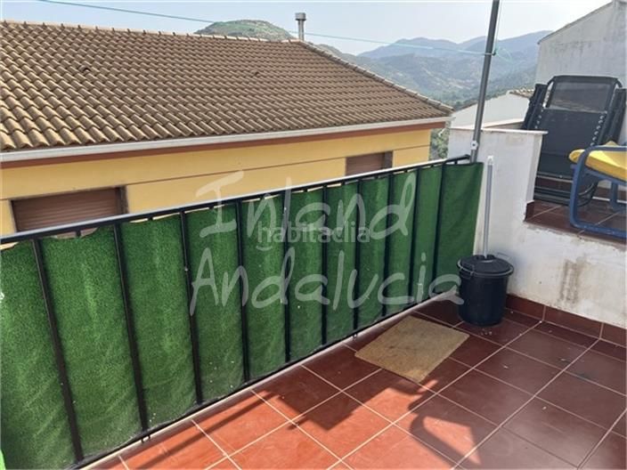 Foto f48ca6b5-e2ae-44c0-b020-e0d930b3dc9b. Casa adossada a Castillo de Locubín