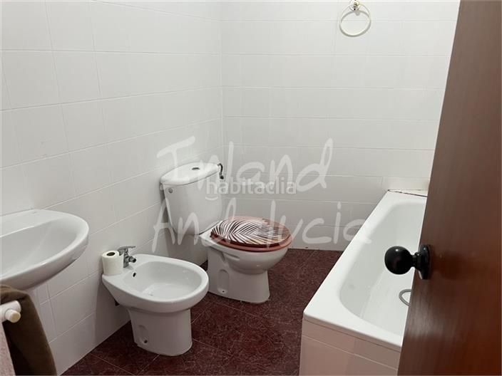 Foto a2b3bcec-a1c1-4b24-86d7-c2f1c469d930. Casa adossada a Baena