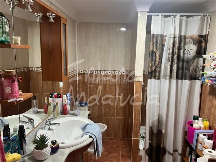 Foto ed3da854-6183-4443-bd74-cb721daebe07. Casa adossada a Periana