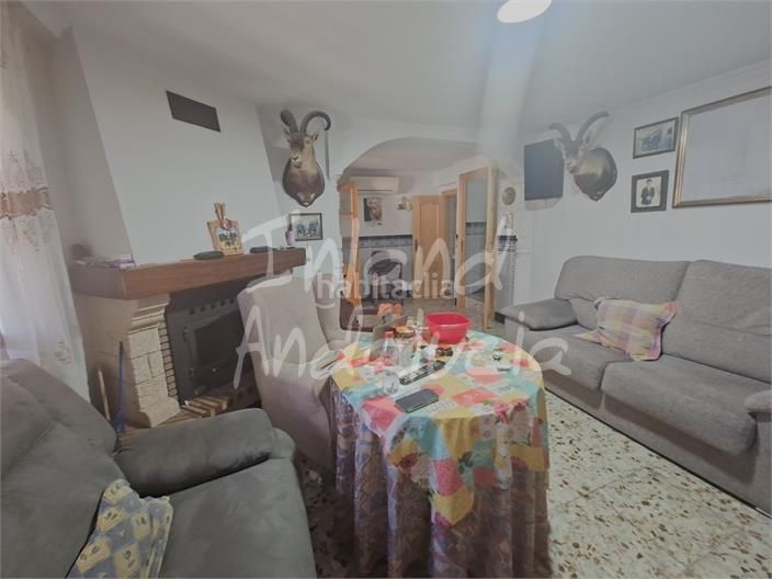 Foto b2dd429e-8382-450a-946c-5a78280f672b. Casa adossada amb aparcament a Alcaucín