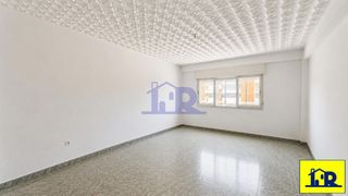 Pis  Lusones ( pv 125). Se vende vivienda para reformar en zona centro. ascensor. 3 dorm