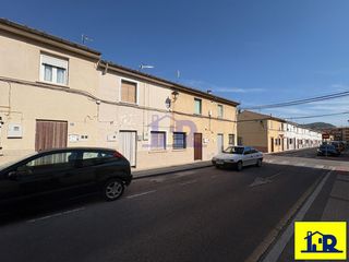 Semi detached house in Reyes Católicos - Paseo de San Antonio. Se vende casa para reformar en el barrio de las 500