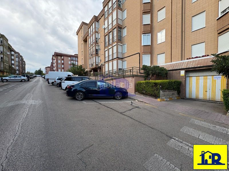 Foto c4869bd8-5b24-4d2f-82c9-aabd8f559418. Aparcament cotxe a Alameda Cuenca