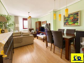 Flat  Angeles gasset. Se vende vivienda 4 dormitorios zona parquesol. garaje y trasero