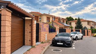 Casa a schiera  Olivo (señorio pinar). Se vende chalet con piscina en urbanización señorio del pinar.
