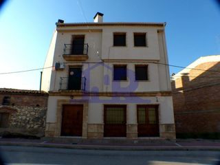 Casa  Real. Se vende edificio en cañamares. 2 apartamentos  local