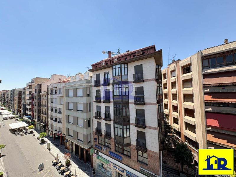 Foto 976f2228-d146-4dca-9097-b41ebeadc9b5. Alquiler oficina se alquila oficina en calle principal., ideal acaemias en Cuenca