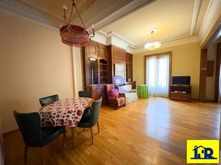 Pis a Centro. Se vende piso zona centro. ascensor 220 m2 construidos.