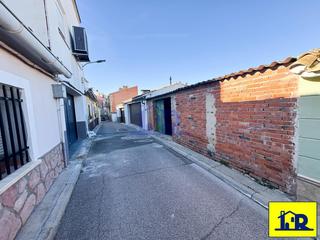 Autoparkplatz  Bonifacio alfonso. Corral con opción de garaje y solar edificable  zona centro