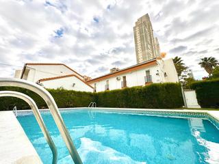 Casa en Rincón Bajo. Bungalow en playa levante benidorm
