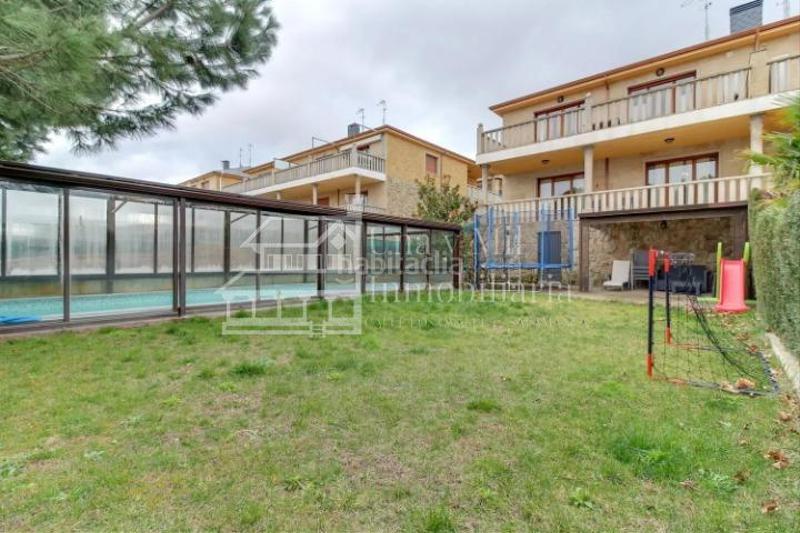 Foto 778d67ca-5b83-4f5f-b647-2800f07192a9. Chalet con riscaldamento parcheggio piscina in Villamayor