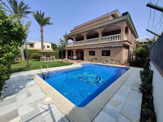 Chalet à La Pineda. Chalet en venta en castelldefels, 7 dormitorios.