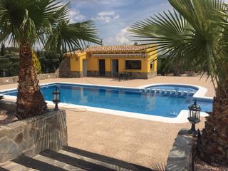 Chalet à Cehegín. En venta o alquiler esta maravilla de chalet campo, está constru