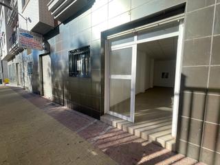 Local commercial à Cehegín. Se vende bajo comercial con salida de humos, bajo en pleno centr