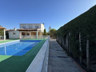 Rent Chalet in Carretera de murcia 8. Se alquila chalet listo para entrar a vivir 5 dormitorios, 3 bañ