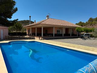 Xalet a Cehegín. El mejor chalet de cehegin calidad precio, jardines, piscina, hu