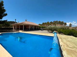 Chalet à Calle santa catalina 9. En venta este chalet legal con piscina al 50% de su precio, muy