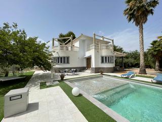 Chalet in Calle santa catalina 9. En venta esta fabulosa villa de lujo en cehegin (murcia), super