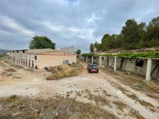 Bâtiment à usage industriel à Calle santa isabel 9. Se vende explotacion agricola/ganadera con naves, para diferente