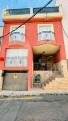 Maison jumelée à Cehegín. Se vende precioso y amplia casa prácticamente nueva, cuenta con