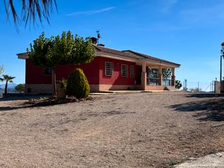 Xalet a Calle pertigos 22. Se pone a la venta un exclusivo chalet ubicado en una posición p